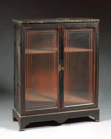 PETITE VITRINE à deux portes en bois laqué...