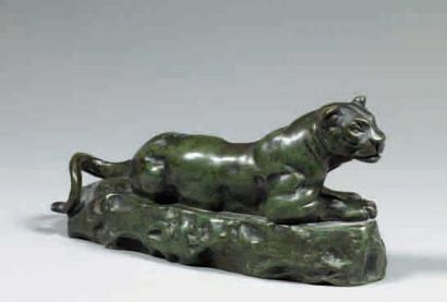 D'APRÈS BARYE Lionne couchée en bronze à...