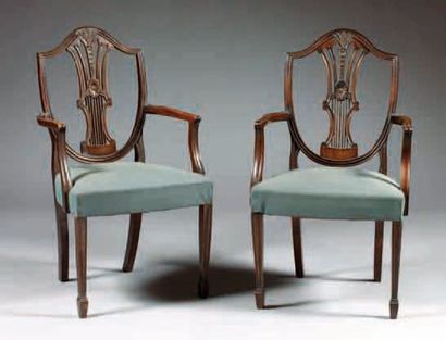 PAIRE DE FAUTEUILS EN ACAJOU à dossier ajouré...