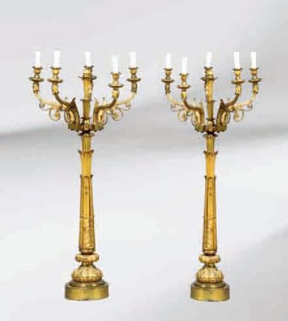 PAIRE DE GRANDS CANDÉLABRES en bronze doré...