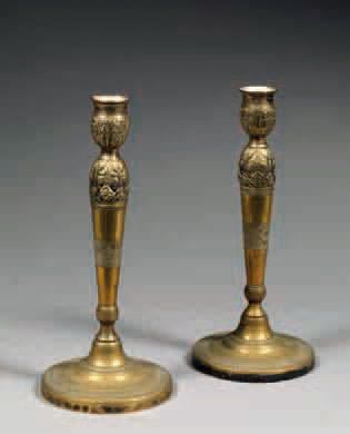 PAIRE DE BOUGEOIRS en bronze argenté XIXe...