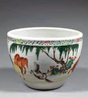 PETITE VASQUE en porcelaine blanche décorée...