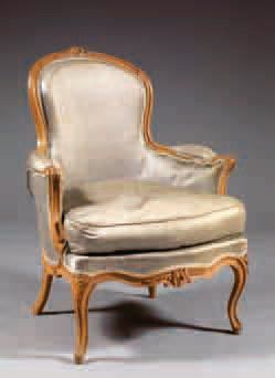 BERGÈRE CABRIOLET en hêtre mouluré et sculpté...