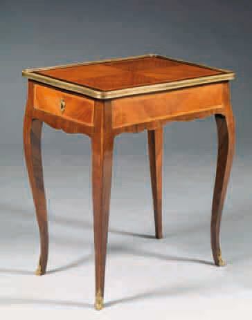 PETITE TABLE DE SALON EN PLACAGE DE BOIS...