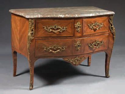 COMMODE À FAÇADE ET CÔTÉS GALBÉS en placage...