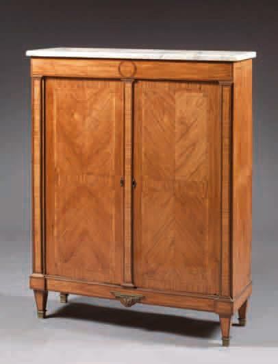 ARMOIRE à hauteur d'appui en placage de bois...