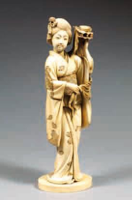 OKIMONO EN IVOIRE DU JAPON À PATINE JAUNE,...