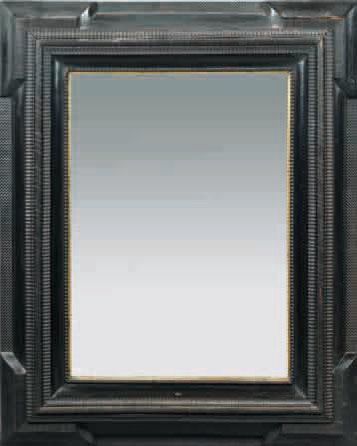 MIROIR BISEAUTÉ DANS UN CADRE EN BOIS NOIRCI...