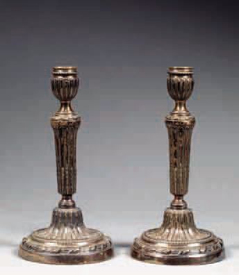 PAIRE DE FLAMBEAUX EN BRONZE ARGENTÉ Epoque...