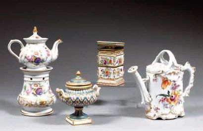 TISANIÈRE EN PORCELAINE DE PARIS Petit baguier...