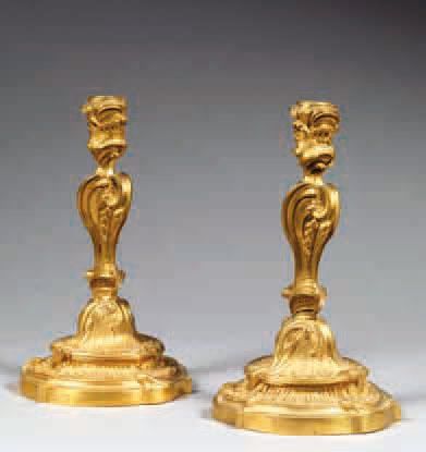 PAIRE DE BOUGEOIRS EN BRONZE DORÉ À MOTIF...