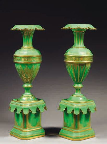 DEUX IMPORTANTS VASES ET LEUR SUPPORT EN...