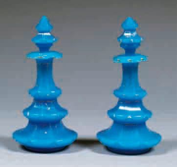 PAIRE DE FLACONS EN OPALINE BLEUE TAILLÉE...