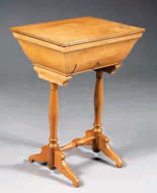 TABLE TRAVAILLEUSE EN NOYER BLOND à plateau...