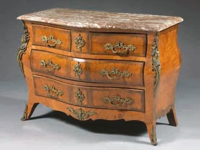 COMMODE À FAÇADE ET CÔTÉS GALBÉS EN PLACAGE...