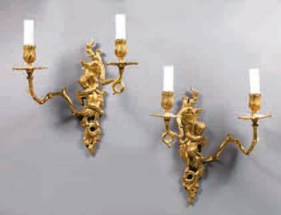 PAIRE D'APPLIQUES À DEUX BRAS DE LUMIÈRE...