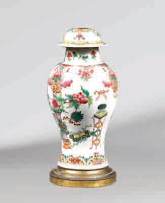 VASE COUVERT EN PORCELAINE DE CHINE DE LA...