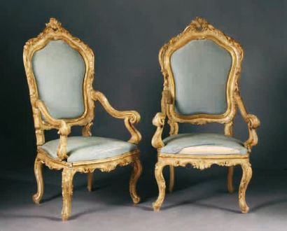 PAIRE D'IMPORTANTS FAUTEUILS D'APPARAT à...