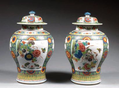 PAIRE DE POTICHES BALUSTRES en porcelaine...