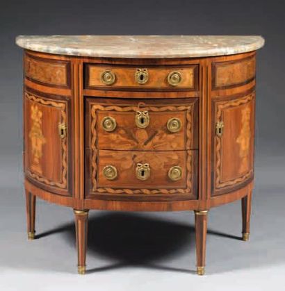 COMMODE DEMI-LUNE EN BOIS DE PLACAGE et marqueterie...