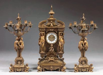 GARNITURE DE CHEMINÉE EN BRONZE DORÉ À décor...