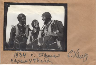 YEVGENI KHALDEI 1917-1997

Parachutistes,...