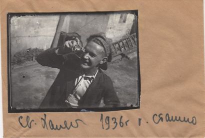 YEVGENI KHALDEI 1917-1997

Autoportrait,...