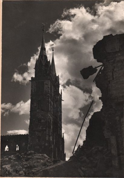 YEVGENI KHALDEI 1917-1997

Vue d'une église...