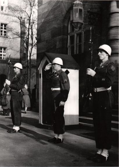 YEVGENI KHALDEI 1917-1997

Salut des soldats...