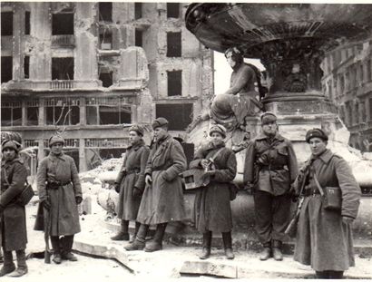 YEVGENI KHALDEI 1917-1997

Soldats soviétiques,...