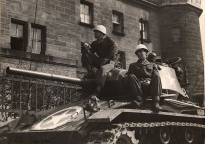YEVGENI KHALDEI 1917-1997

Soldats gardant...