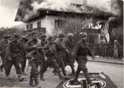 YEVGENI KHALDEI 1917-1997

Soldats marchant...