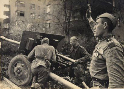 YEVGENI KHALDEI 1917-1997

Soldats au canon,...