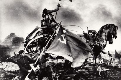 YEVGENI KHALDEI 1917-1997

A la porte de...