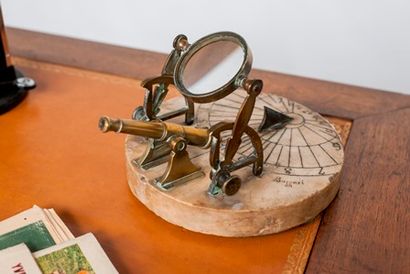 Loupe et cadran solaire en laiton doré sur...