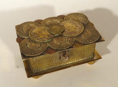 Boite en métal, le couvercle orné de médailles...