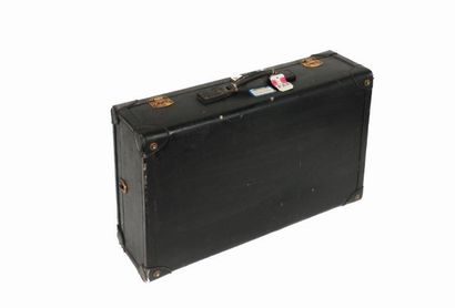 Valise en cuir noir avec une étiquette de...