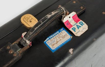 Valise en cuir noir avec une étiquette de...