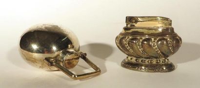 Ensemble comprenant :
Un briquet de table...