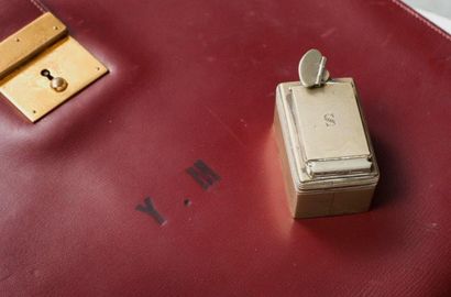 Boite rectangulaire à poudre en métal argenté...