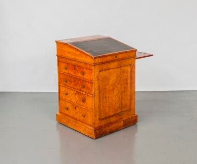 Bureau en bois de placage à tiroir latéraux...