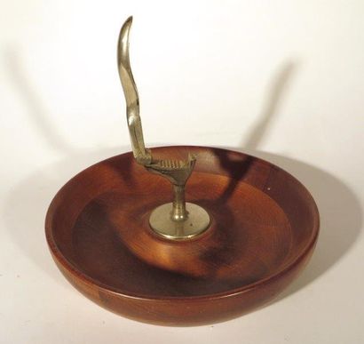 Casse noix avec coupe creuse en noyer
A nutcracker

A...