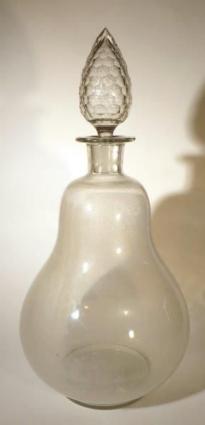Deux bombonnes piriformes en verre, bouchons...