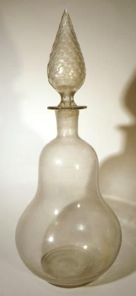 Deux bombonnes piriformes en verre, bouchons...