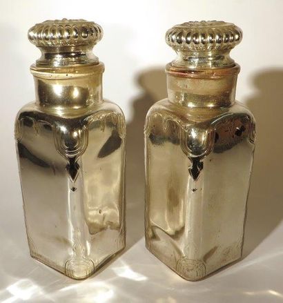 Bombonne et deux pots couverts en verre mercurisé...