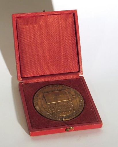 Trois récompenses
Médaille en bronze gravée...