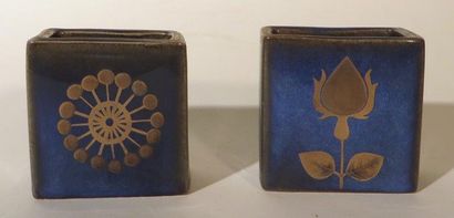 Deux petits vases en faïence à section carré...