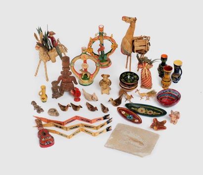 Ensemble de souvenirs de voyage comprenant...