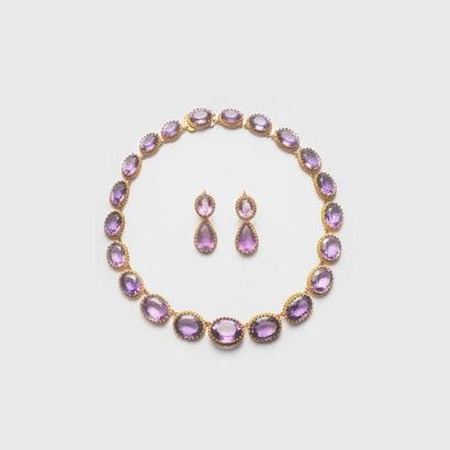 Parure comprenant un collier et une paire...