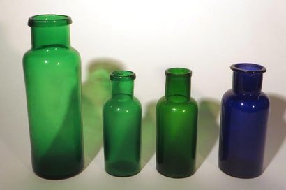 Ensemble en verre bleu comprenant :
Quatre...